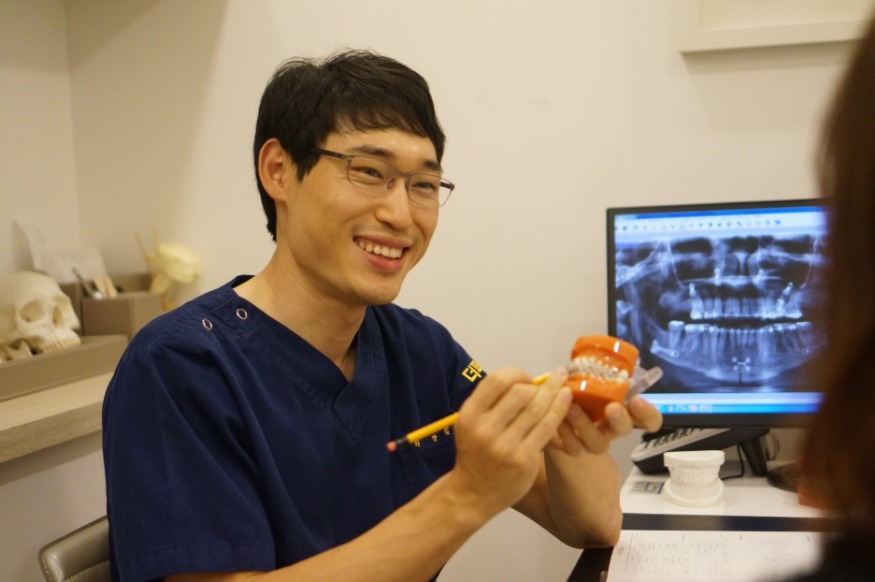시카고치과_김훈원장.jpg